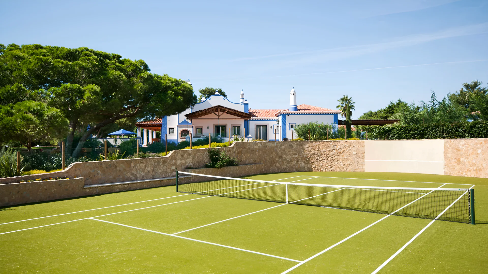 Private tennis court and villa at Mirante 1, above Albufeira in the Algarve